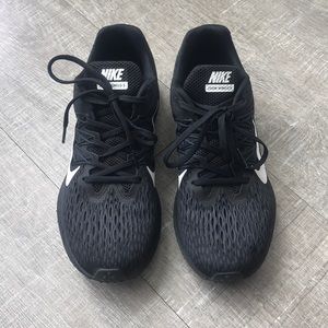 Nike Zoom Winflo5 shoe. Black. Size 8